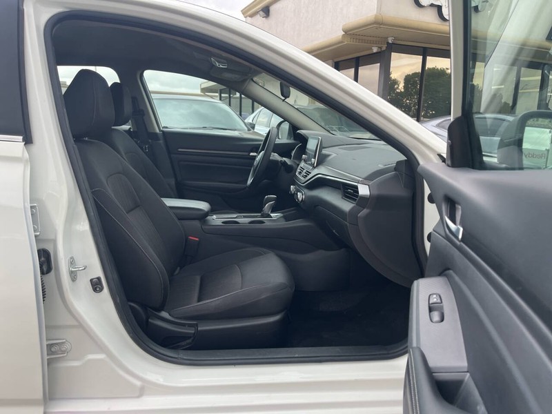 Nissan Altima Vehicle Image 10