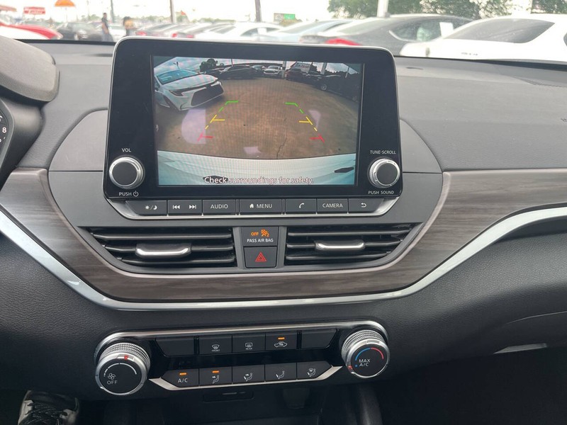 Nissan Altima Vehicle Image 11