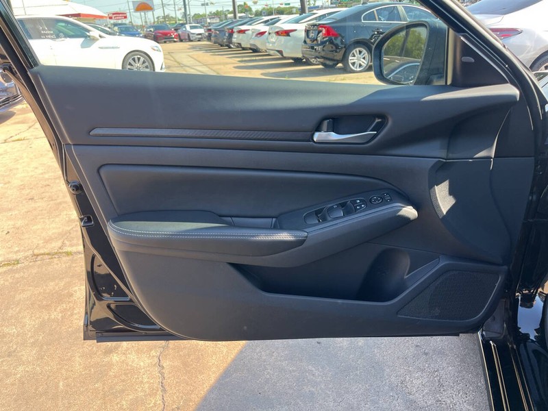 Nissan Altima Vehicle Image 06