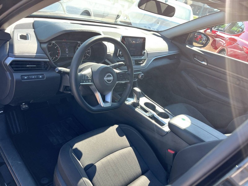 Nissan Altima Vehicle Image 07