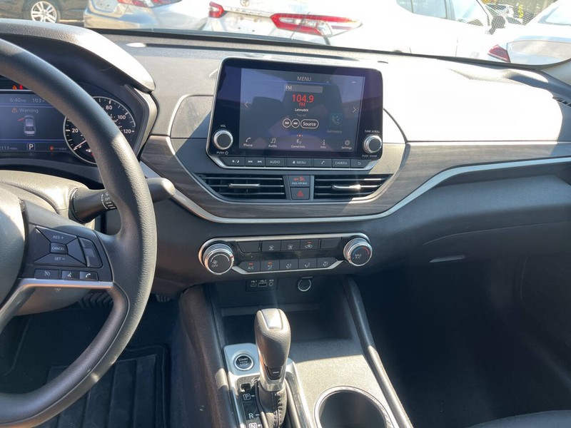 Nissan Altima Vehicle Image 09