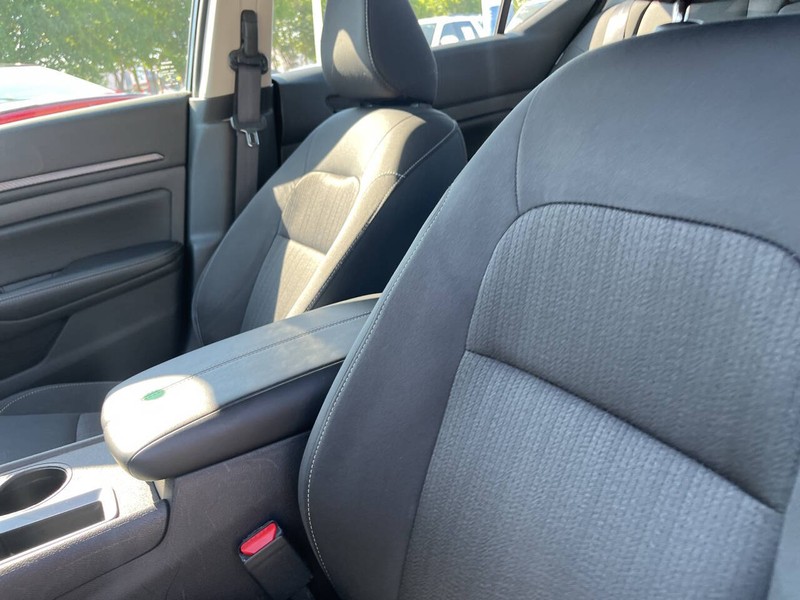 Nissan Altima Vehicle Image 10
