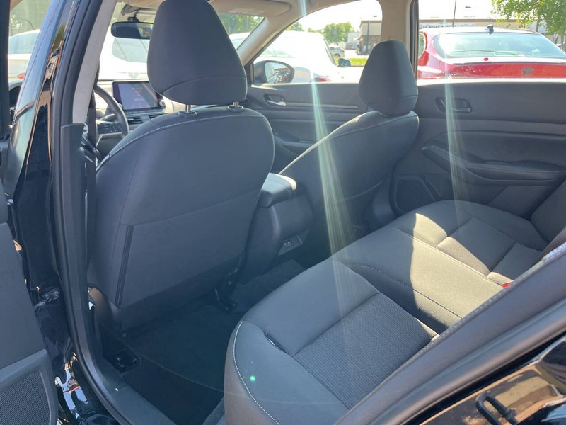 Nissan Altima Vehicle Image 11