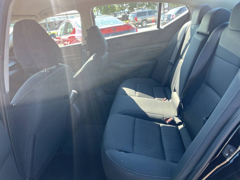 Nissan Altima Vehicle Image 12