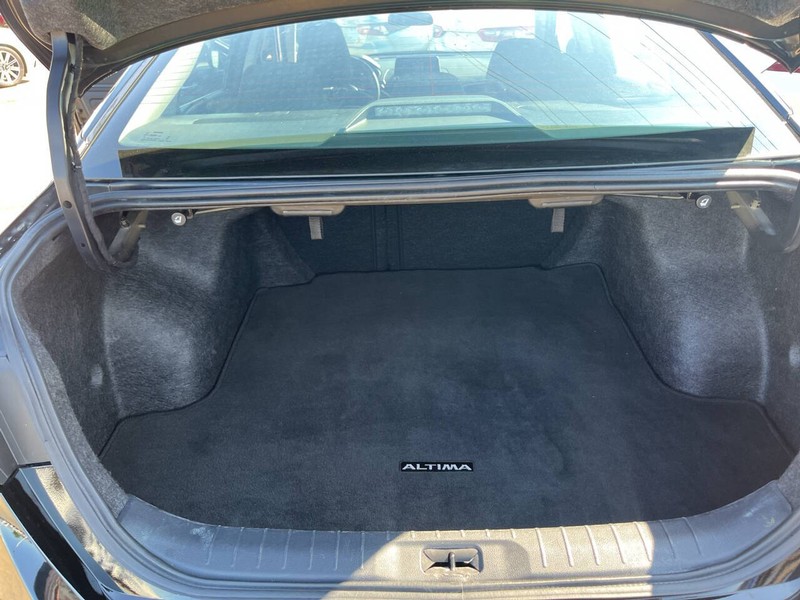 Nissan Altima Vehicle Image 13