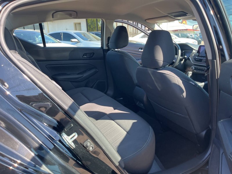 Nissan Altima Vehicle Image 14