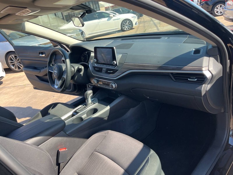 Nissan Altima Vehicle Image 15