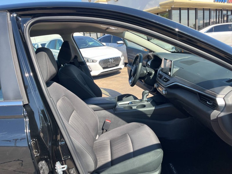 Nissan Altima Vehicle Image 16