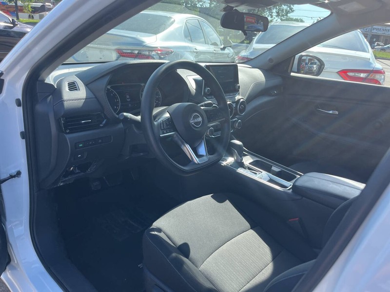 Nissan Sentra Vehicle Image 06