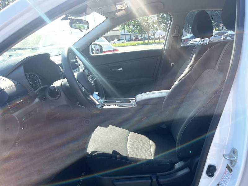 Nissan Sentra Vehicle Image 09