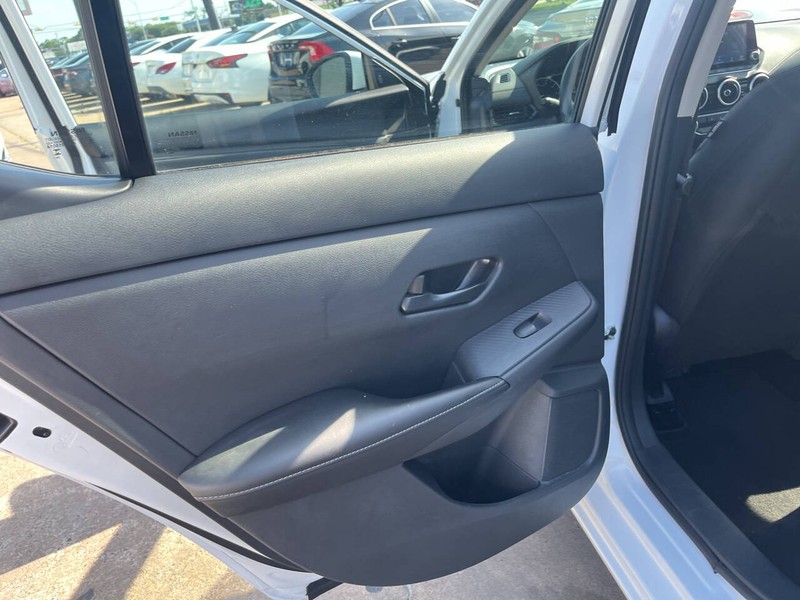 Nissan Sentra Vehicle Image 10