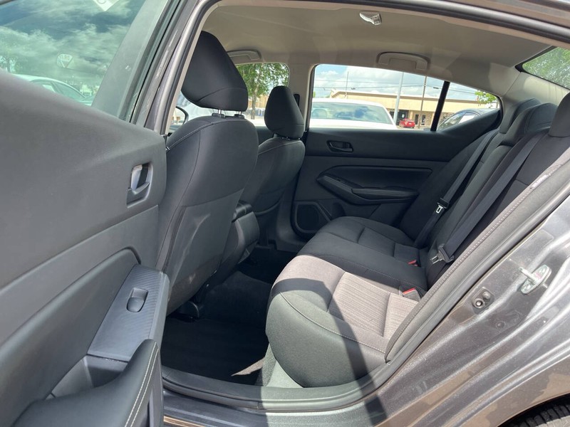 Nissan Altima Vehicle Image 08