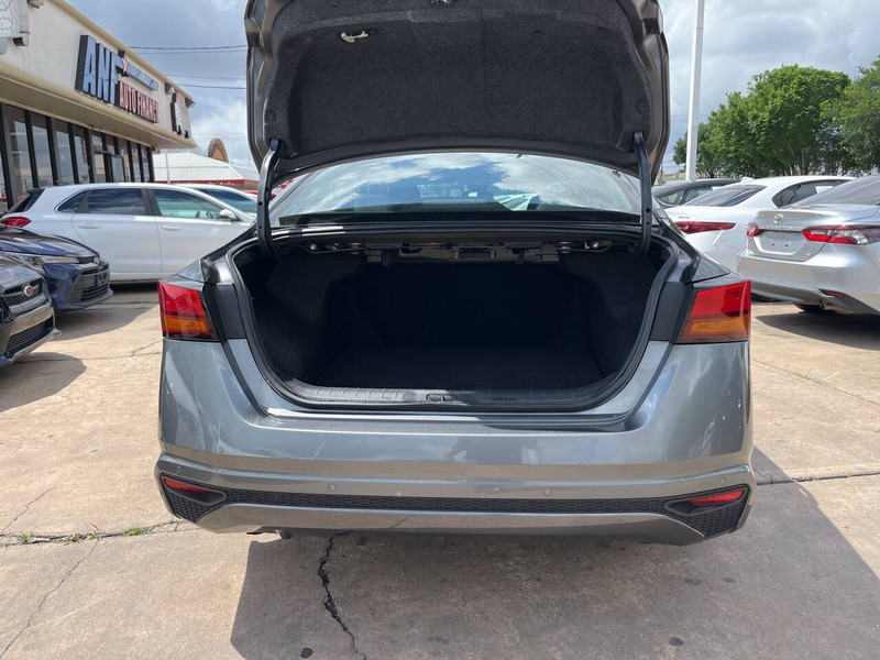 Nissan Altima Vehicle Image 09