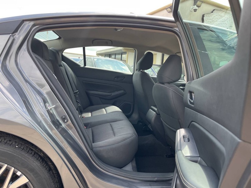 Nissan Altima Vehicle Image 10