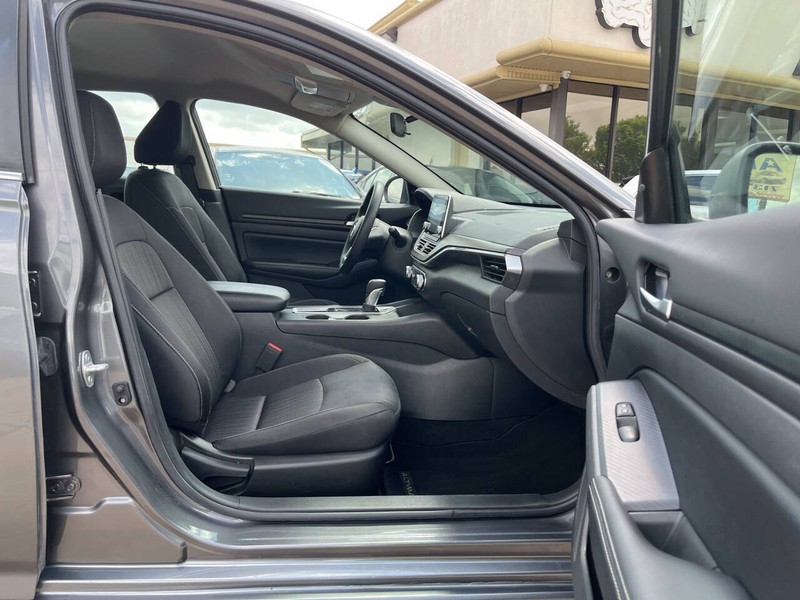 Nissan Altima Vehicle Image 11