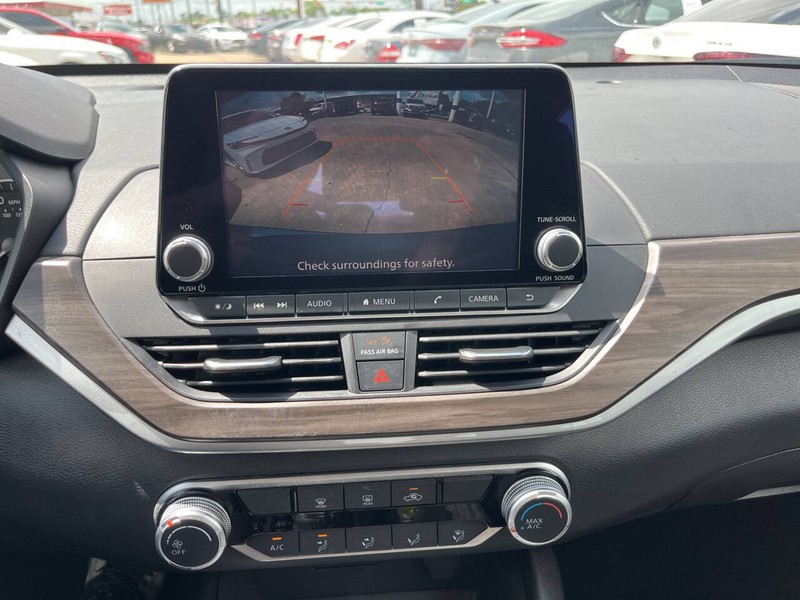 Nissan Altima Vehicle Image 12