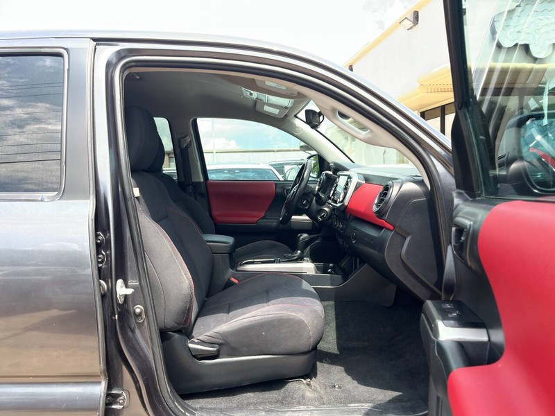 Toyota Tacoma 4WD Vehicle Image 11