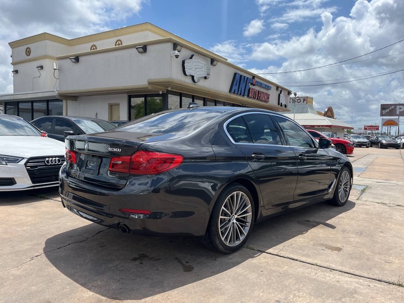 BMW 5 Series Vehicle Image 05