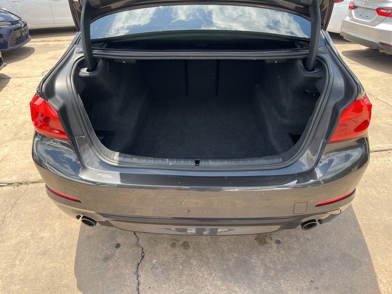 BMW 5 Series Vehicle Image 09