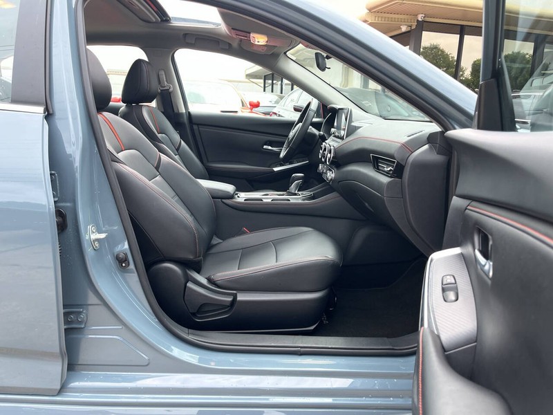 Nissan Sentra Vehicle Image 11