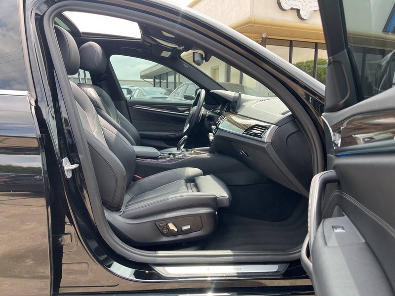 BMW 5 Series Vehicle Image 11
