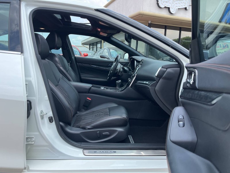 Nissan Maxima Vehicle Image 11