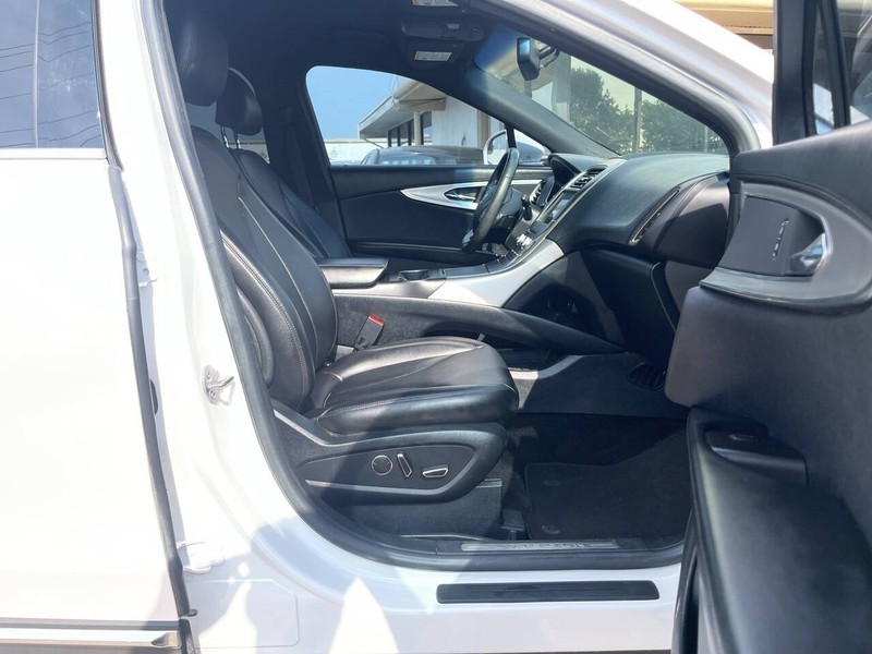 Lincoln MKX Vehicle Image 11