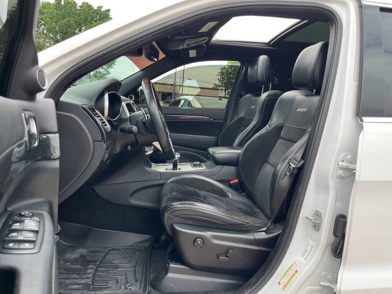 Jeep Grand Cherokee Vehicle Image 11