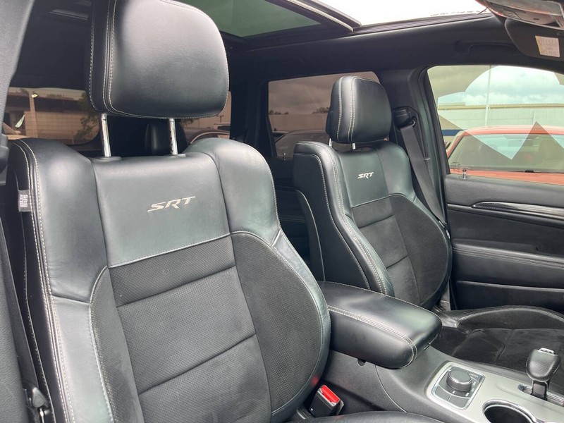 Jeep Grand Cherokee Vehicle Image 18