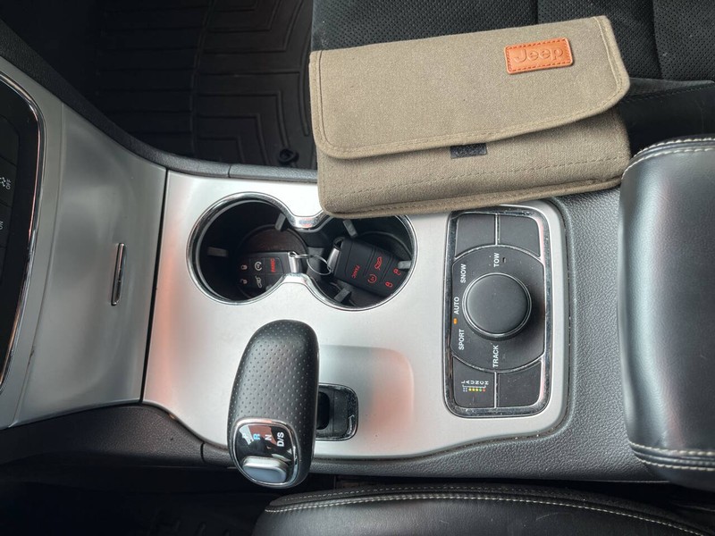 Jeep Grand Cherokee Vehicle Image 20