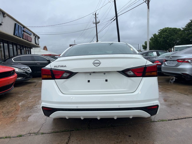 Nissan Altima Vehicle Image 04