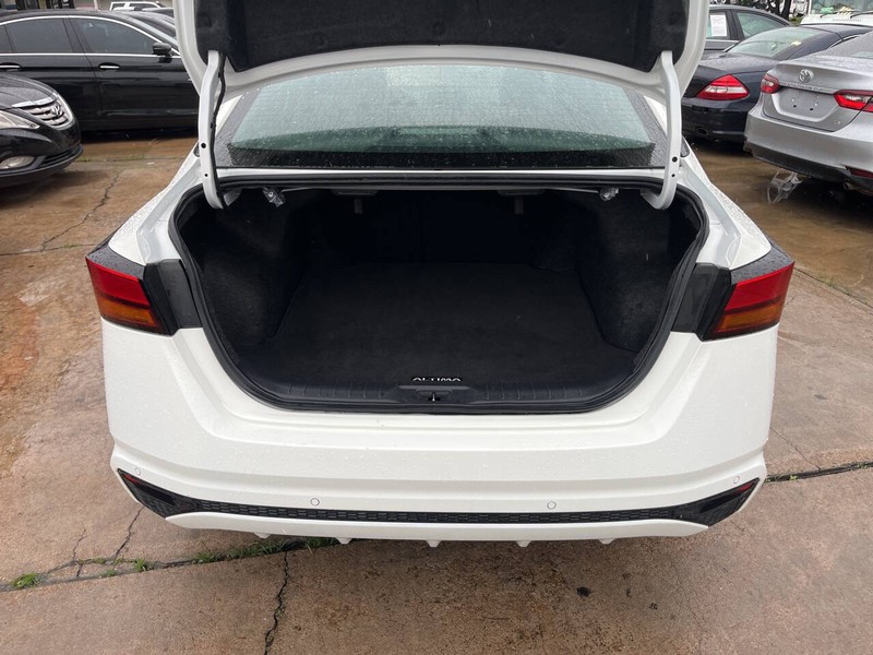Nissan Altima Vehicle Image 09