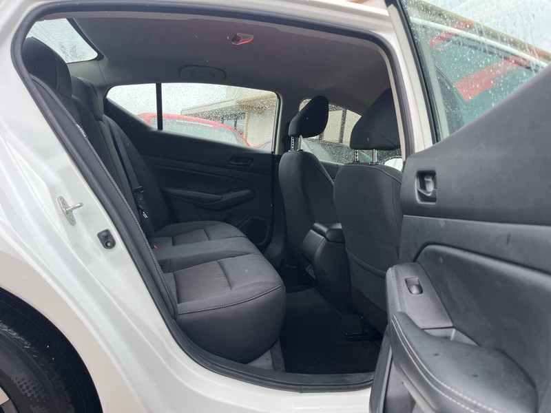 Nissan Altima Vehicle Image 10