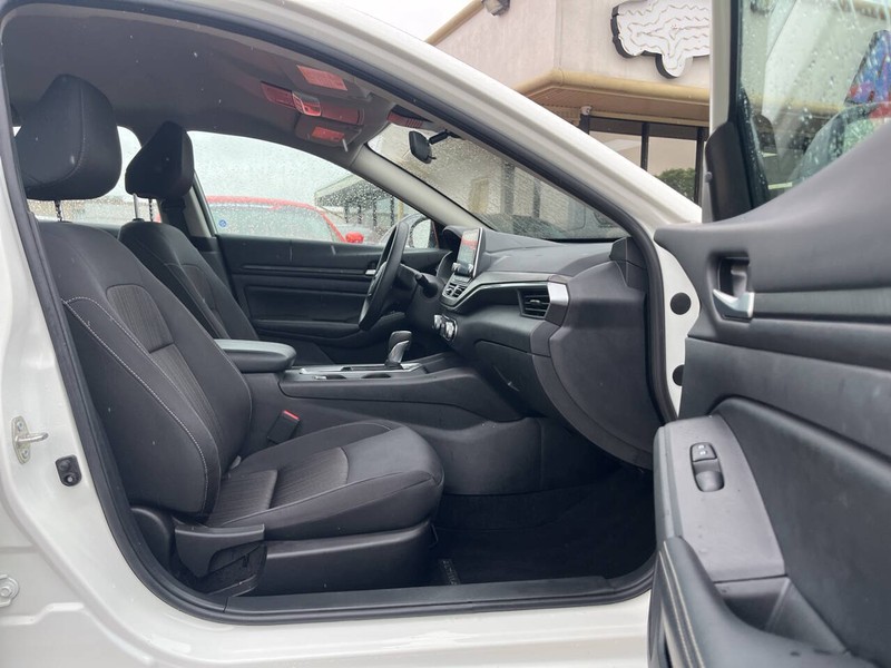 Nissan Altima Vehicle Image 11