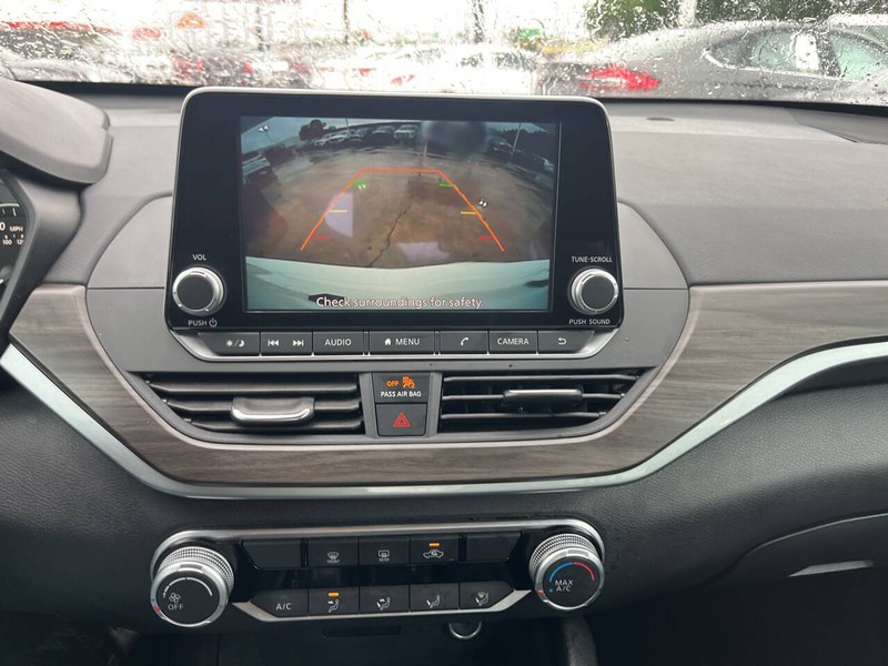 Nissan Altima Vehicle Image 12