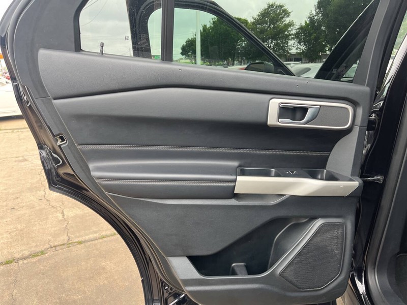 Ford Explorer Vehicle Image 13