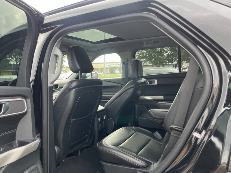 Ford Explorer Vehicle Image 14