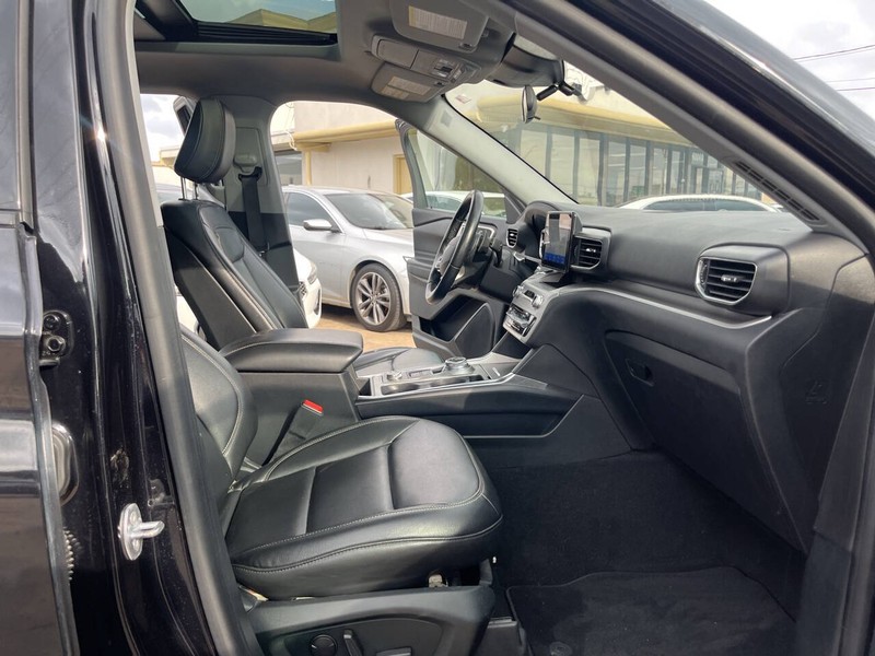 Ford Explorer Vehicle Image 21