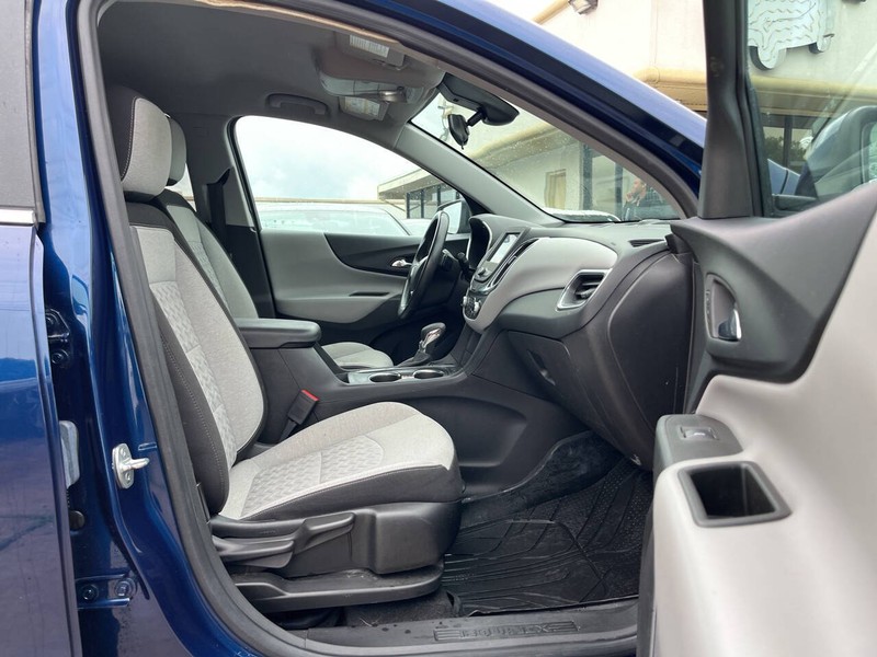 Chevrolet Equinox Vehicle Image 11