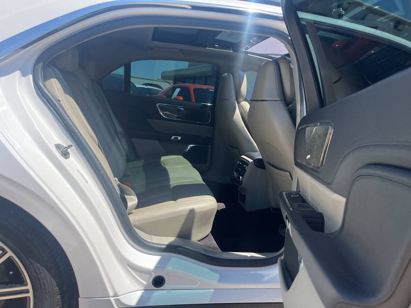 Lincoln Continental Vehicle Image 10