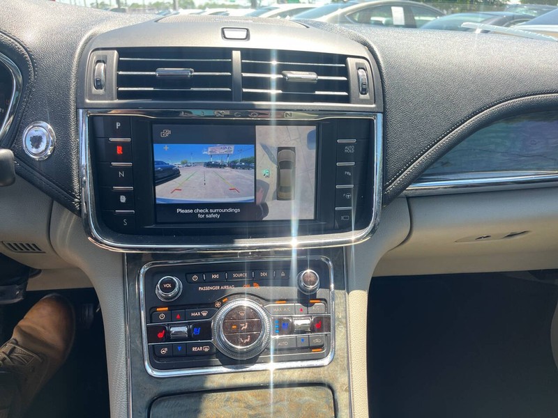 Lincoln Continental Vehicle Image 12