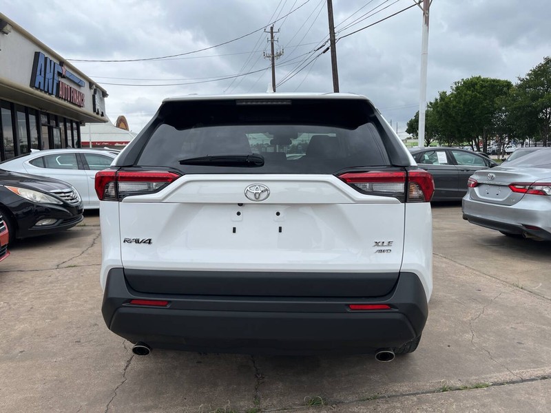 Toyota RAV4 Vehicle Image 04