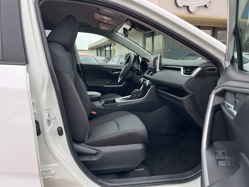 Toyota RAV4 Vehicle Image 11