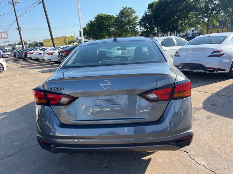 Nissan Altima Vehicle Image 05