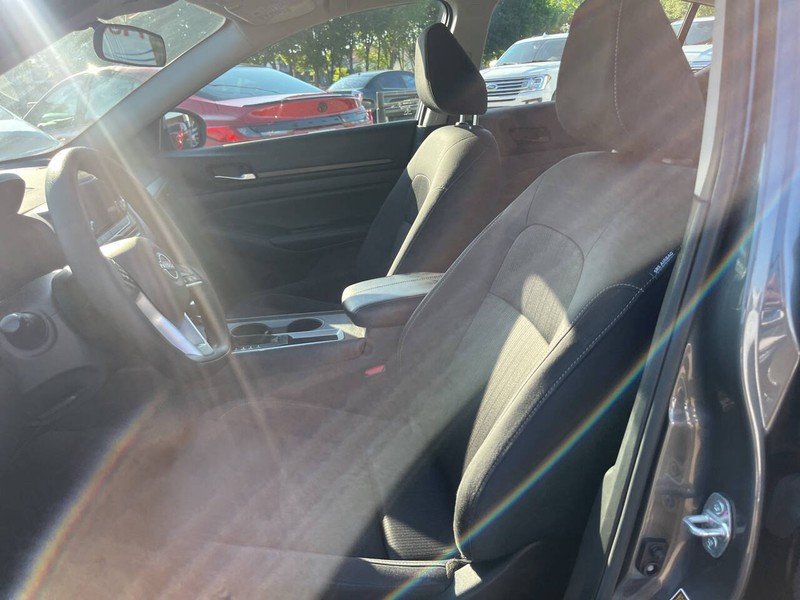 Nissan Altima Vehicle Image 09
