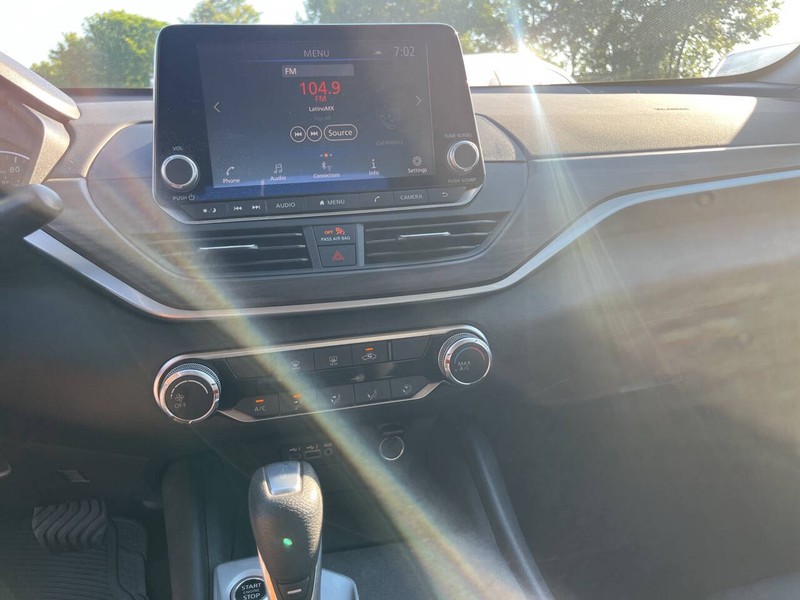 Nissan Altima Vehicle Image 11