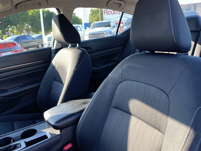 Nissan Altima Vehicle Image 13