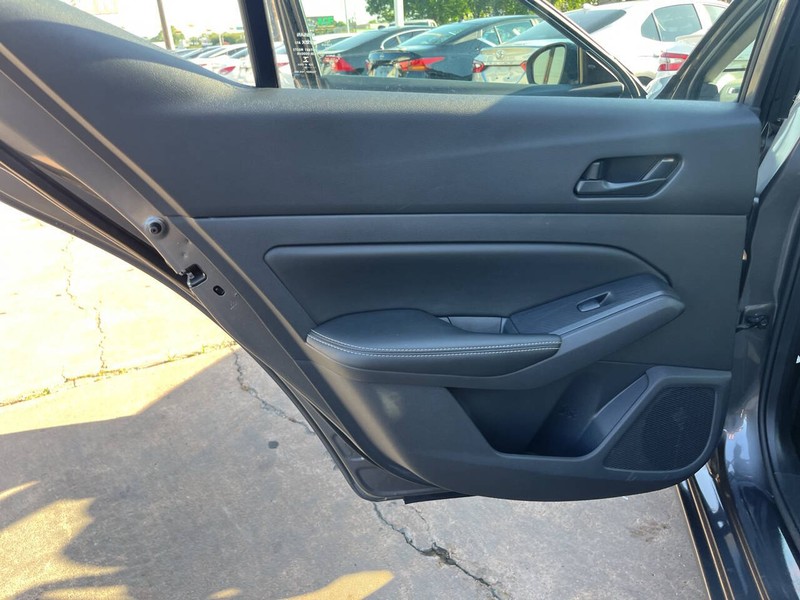 Nissan Altima Vehicle Image 14