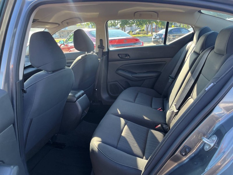 Nissan Altima Vehicle Image 16