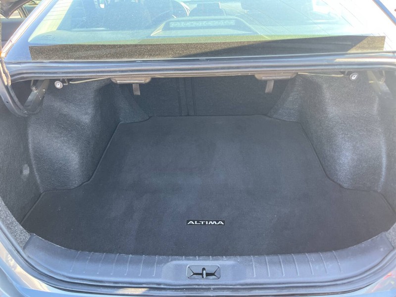 Nissan Altima Vehicle Image 17